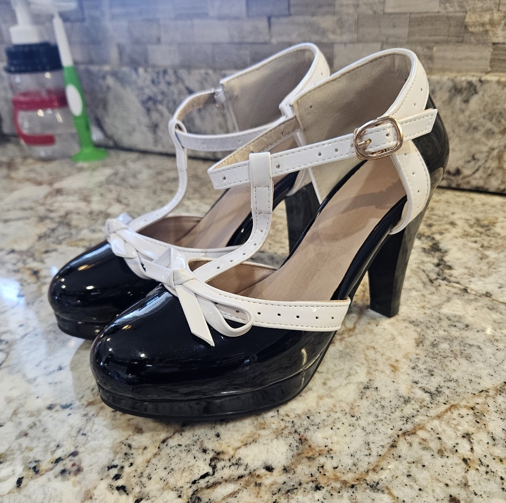 Women's Size 6 (35) Black & White Retro Heels